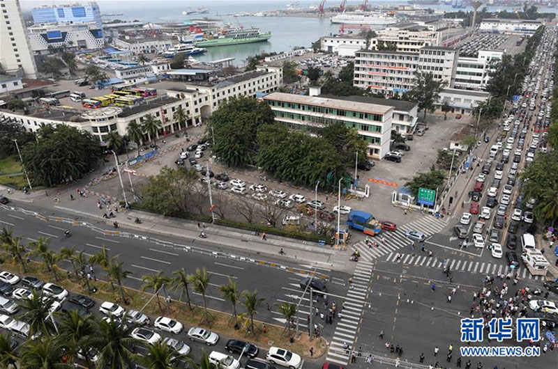 Hàng chục nghìn xe chôn bánh 4 ngày 3 đêm chờ phà Tết ở TQ